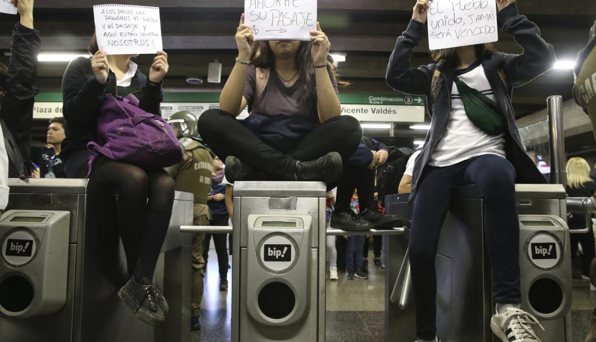 [:es]Chile: Todas las estaciones de metro de Santiago fueron clausuradas tras incidentes por alza de pasajes[:]