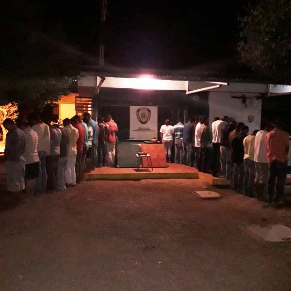 [:es]Cierran bar clandestino en Chaguaramas y dejan 26 personas detenidas[:]