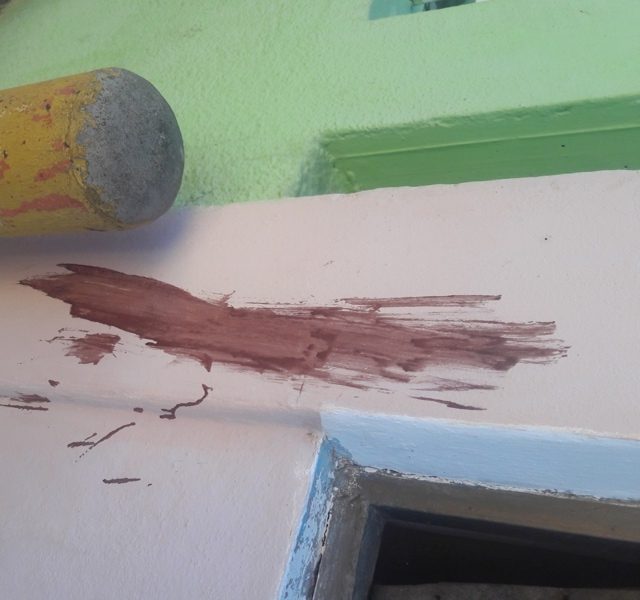 Una de las casas del sector tiene manchas de sangre