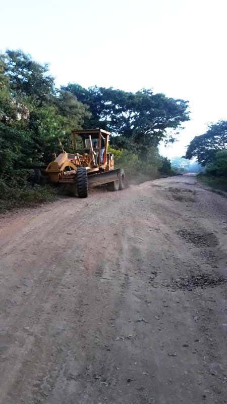 [:es]MANOS A LA OBRA. Productores reparan carretera via La Unión por sus propios medios[:]