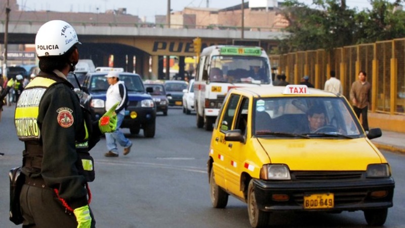 [:es]Taxistas colectivos protestan en Lima [:]