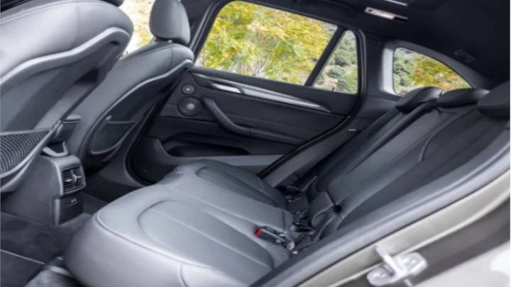 Plazas traseras espaciosas destacan este coche