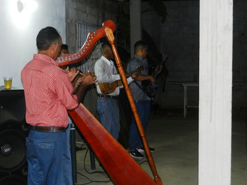 Conjunto de musica llanera en el compartir de Agroguárico JCMD
