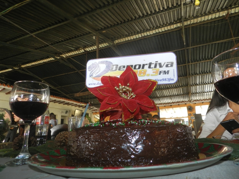 [:es]Familia Deportiva 98.3 FM disfrutó de un rico almuerzo navideño[:]