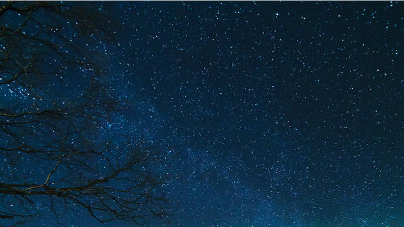 Dormir bajo auroras boreales y lluvias de estrellas en el frió de Suecia.