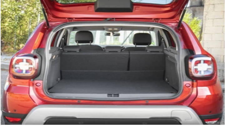 Buena capacidad de carga, sin portón automático.