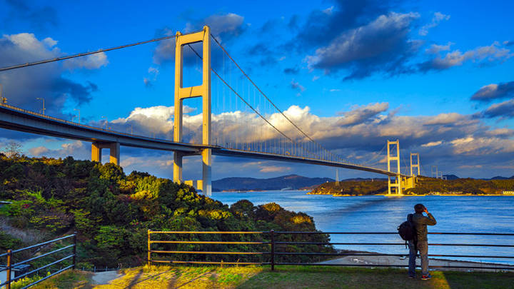 Una cadena de puentes une a las islas.