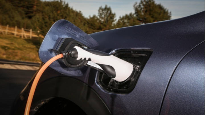 Toma de carga situada en la aleta delantera izquierda