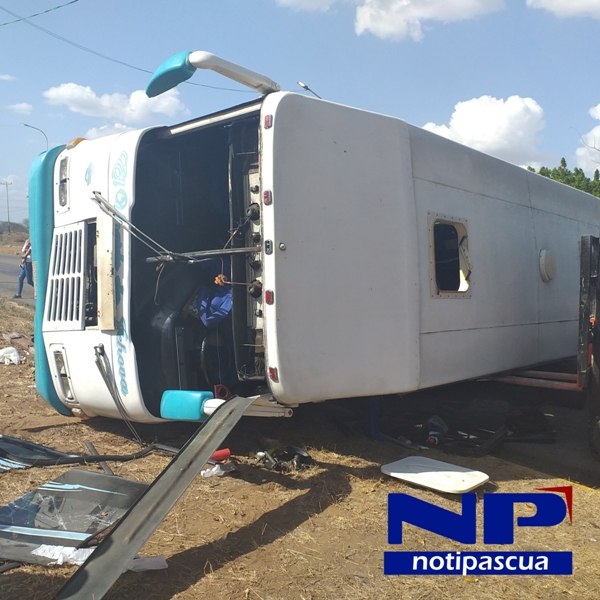 El autobús quedó volteado en el medio de la vía.