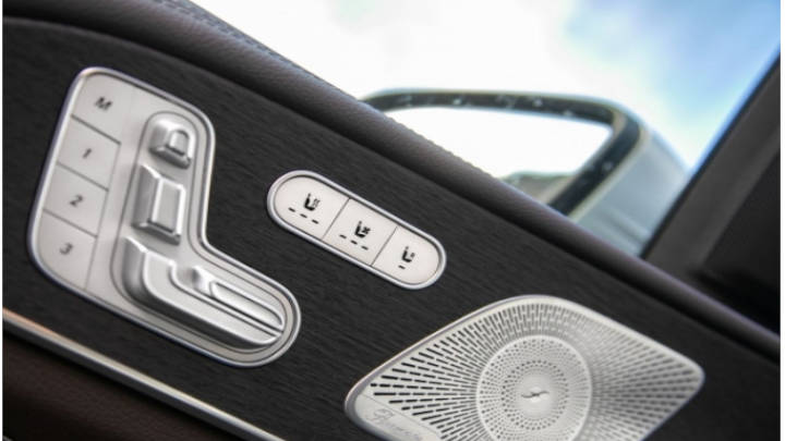 Asientos con la cualidad de calefactarse o refrigerarse además de brindar masajes en el cuerpo.