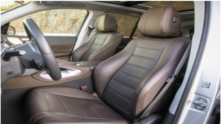 Comodidades excepcionales de un carro de completo lujo y confort