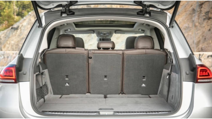 Maletero de gran capacidad que crece aun mas al abatir las plazas traseras del coche