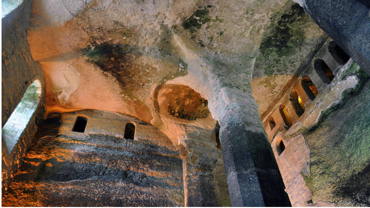 [:es]St Jean, templo «troglodita» de la vieja Europa[:]