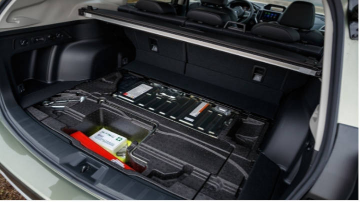 En el suelo del maletero se encuentra su batería del conjunto híbrida