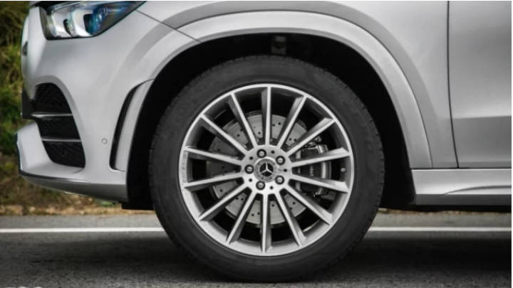 Suspensión buena que lo convierte en un manejo de lo más confortable