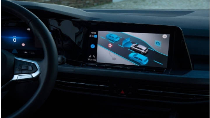 Los sistemas de conducción lo convierten en un coche semi-autonomo