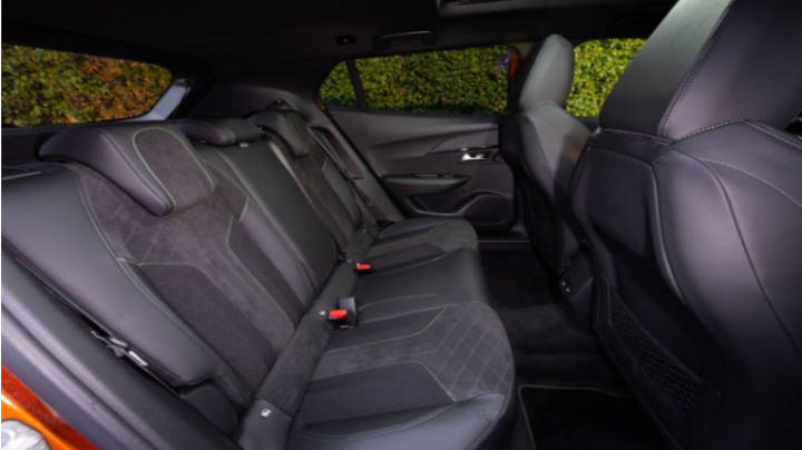 Plazas traseras con espacio y confort