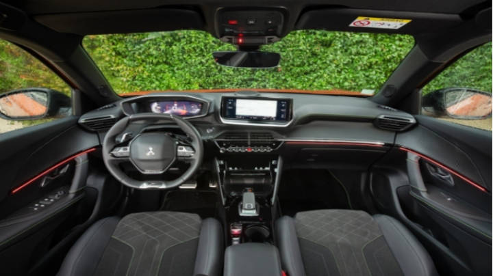 Dispone de un volante pequeño sencillo de maniobrar