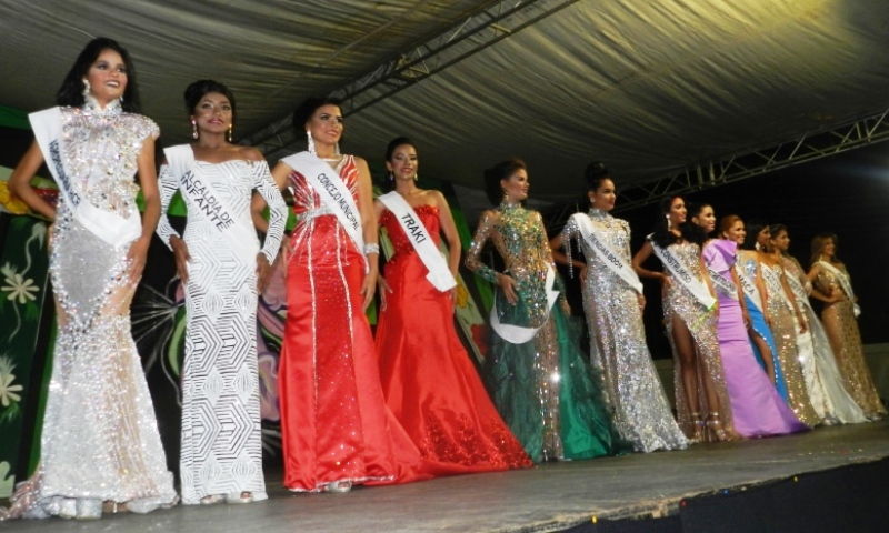 12 chicas mostraron su talento en la pasarela