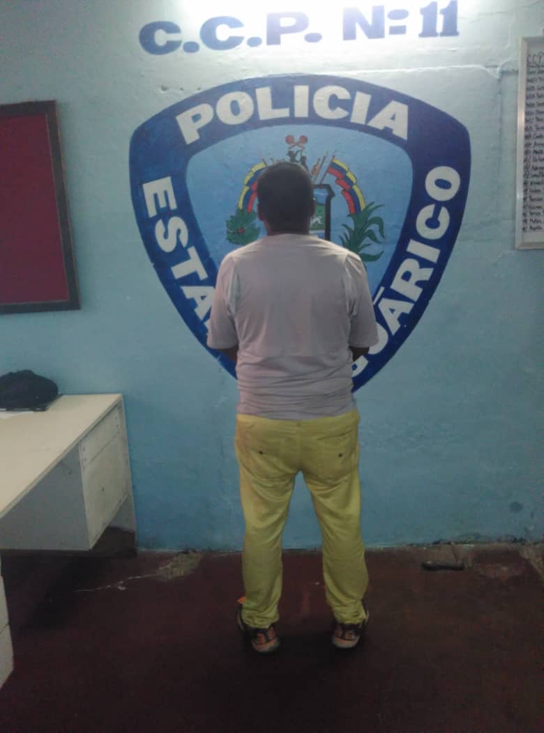 [:es]Poliguárico le puso los ganchos por contrabandear gasolina[:]