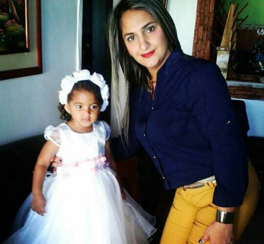 Rosaura Cedeño conductor de la unidad junto a Aurora Maria Soler de 05 años.