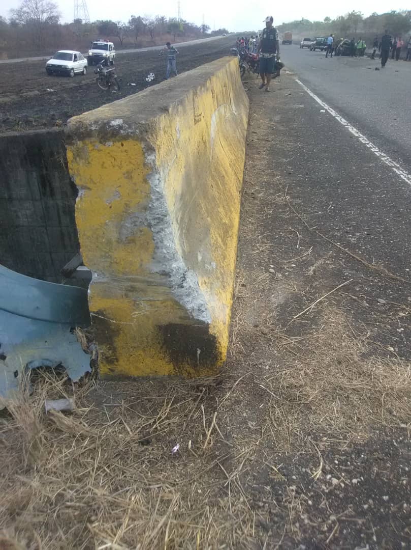 Lugar del Accidente. Defensa del puente con el que impactó la unidad