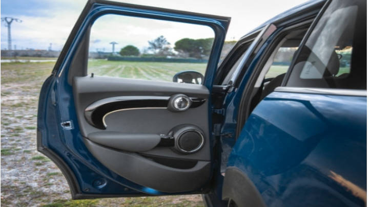 Dos puertas traseras que permiten el mejor acceso a las plazas traseras.