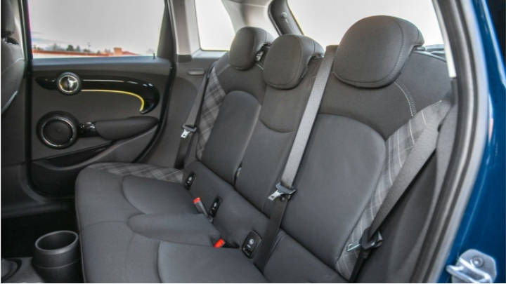 Fila de asientos traseros comoda y adaptable.