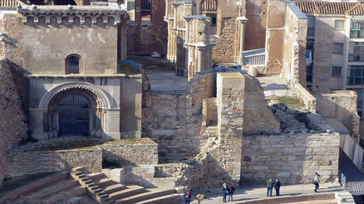 Foro del Teatro Romano, construído en la ladera para facilitar los escalones