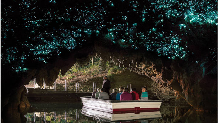 La barca que transita el río subterraneo.