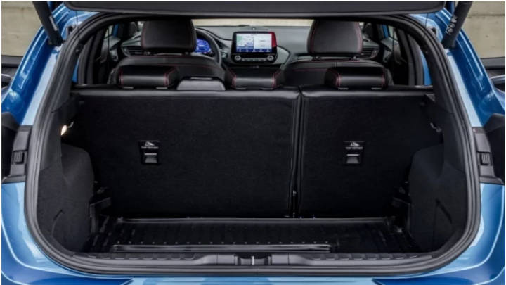 Maletero de grandes dimensiones, con un doble fondo