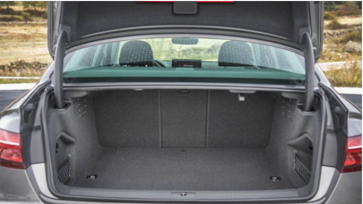 El maletero tiene una buena puerta dispuesta al ocupamiento de toda su carga