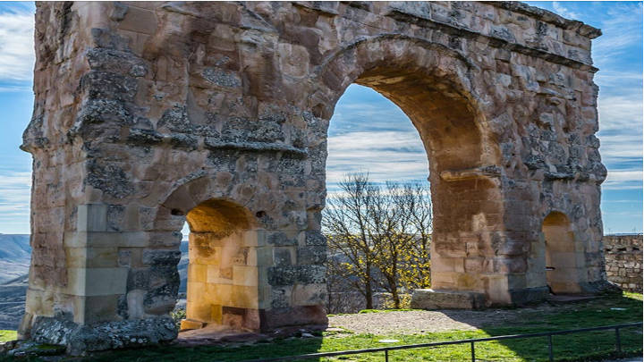El Arco de Triunfo de una ciudad de muchos años