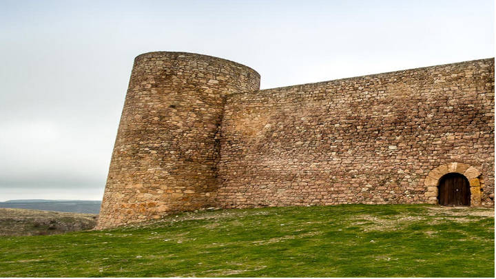 Los castillos y murallas de cuando esta ciudad era capital