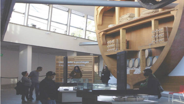 Un enorme pecio ocupa el centro de las instalaciones