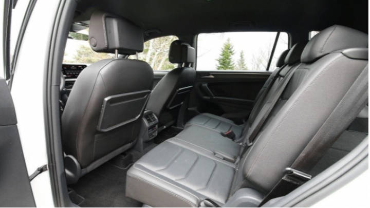 Espaciosos y cómodos asientos delanteros y traseros