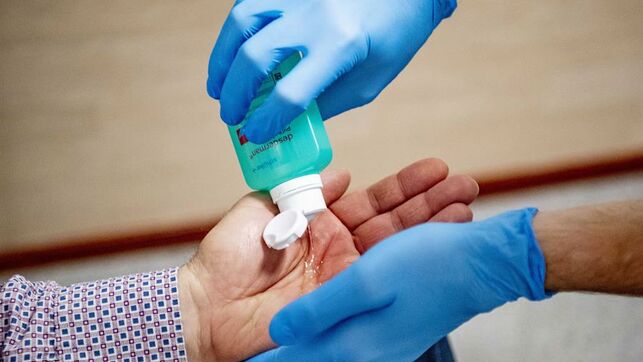 Lavarse las manos frecuentemente es una de las medidas de prevención al coronavirus.