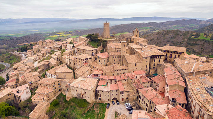 Sos del Rey católico rodeado de siembras y encantos