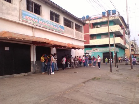 En muchos de los establecimientos se observaron colas para adquirir alimentos. 