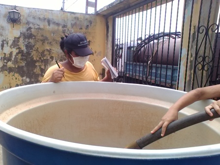 [:es]Con medio tanque de agua beneficiaron a los habitantes de Autoconstrucción[:]