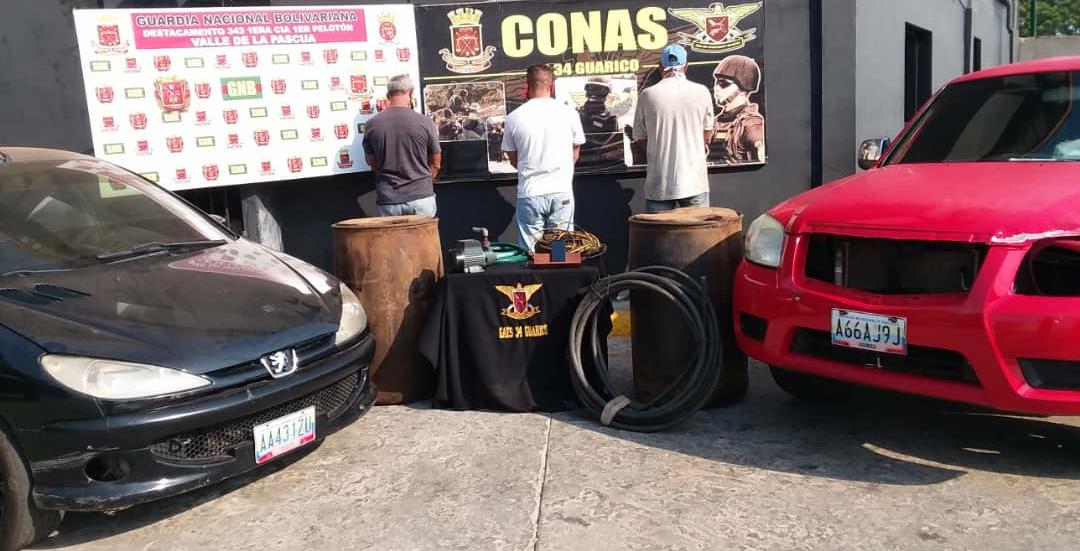 [:es]Capturaron tres hombres sacando gasolina de la antigua Bomba Aragua en La Pascua[:]