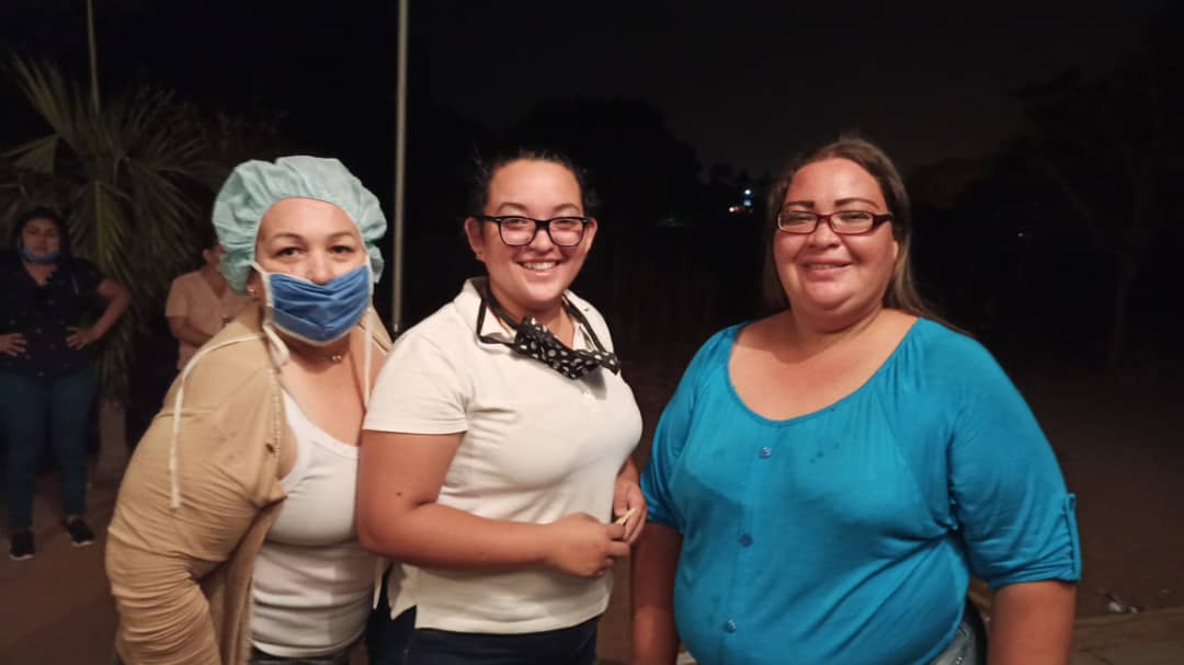 Natalia Ledezma directora del transporte en el municipio Infante (primera a la derecha), acompañada de la Presidenta de la comisión de transporte Zairet Gomez (en el medio) y la Directora de Inmuvin Zaida Hernández (izquierda).