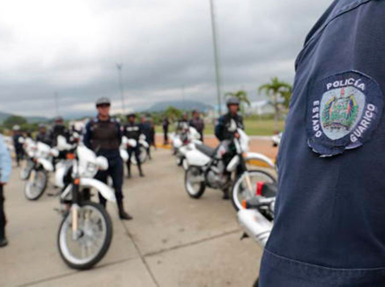 [:es]»Primero muerto, que preso». Hombre se suicidó dentro de la sede de Poliguarico en Las Mercedes del Llano[:]
