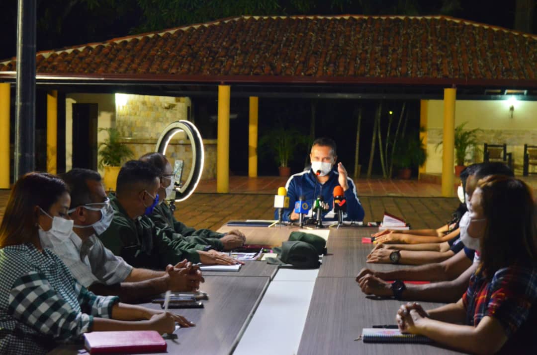 2.- Equipo de salud se mantiene desplegado atendiendo a las personas que mantuvieron contacto con esta persona