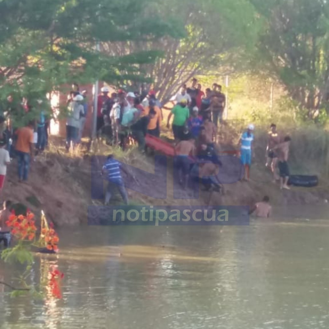Momento en que el cadáver era sacado de la laguna.