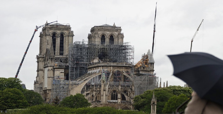 [:es]Reabren patio de la catedral de Notre Dame.[:]