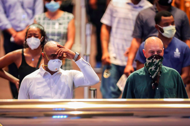 Cientos de personas se acercaron al ataúd de Floyd para darle un último adiós