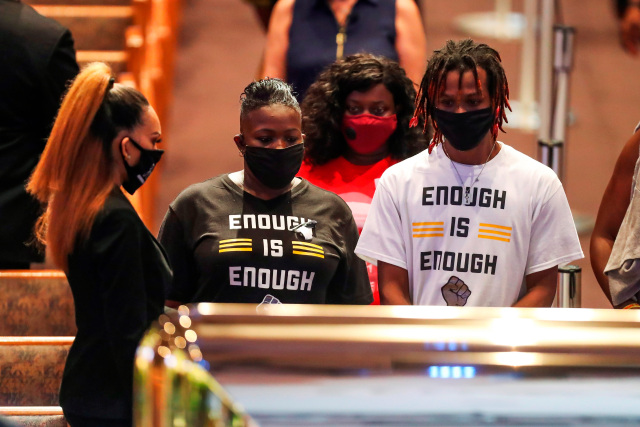 Cientos de personas se acercaron al ataúd de Floyd para darle un último adiós