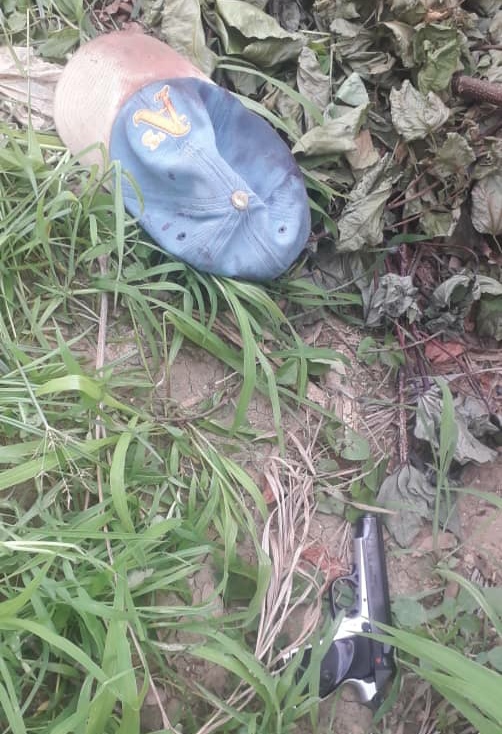 Arma de fuego colectada en el lugar. 