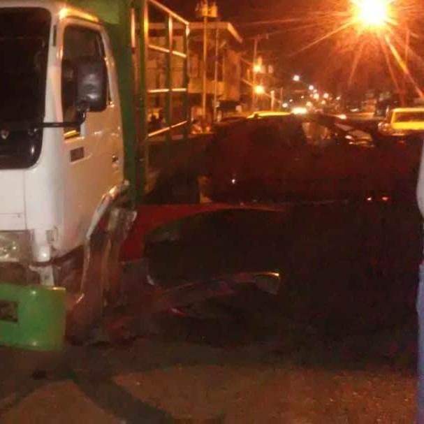 El Aveo impacto contra un camión estacionado.